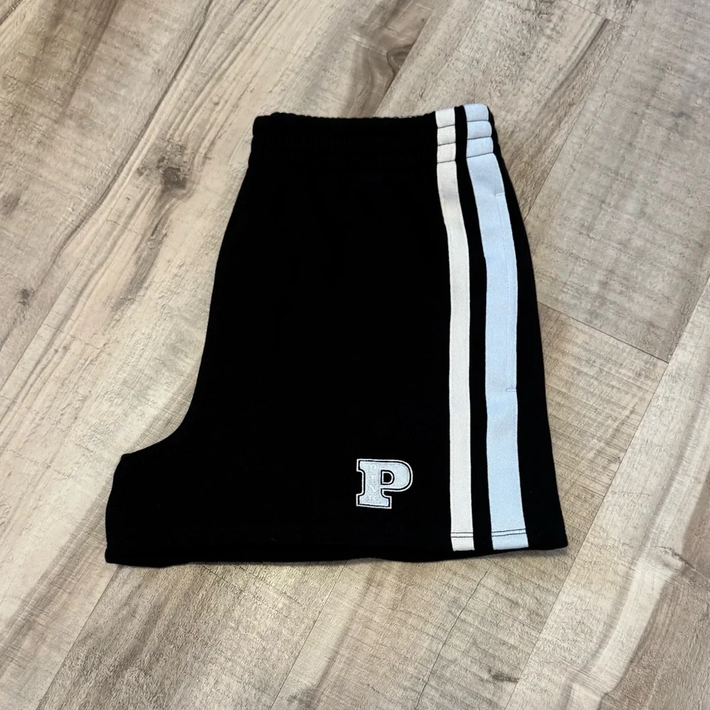 Women’s Pink VS Ivy Fleece Short - Picture 2 of 5